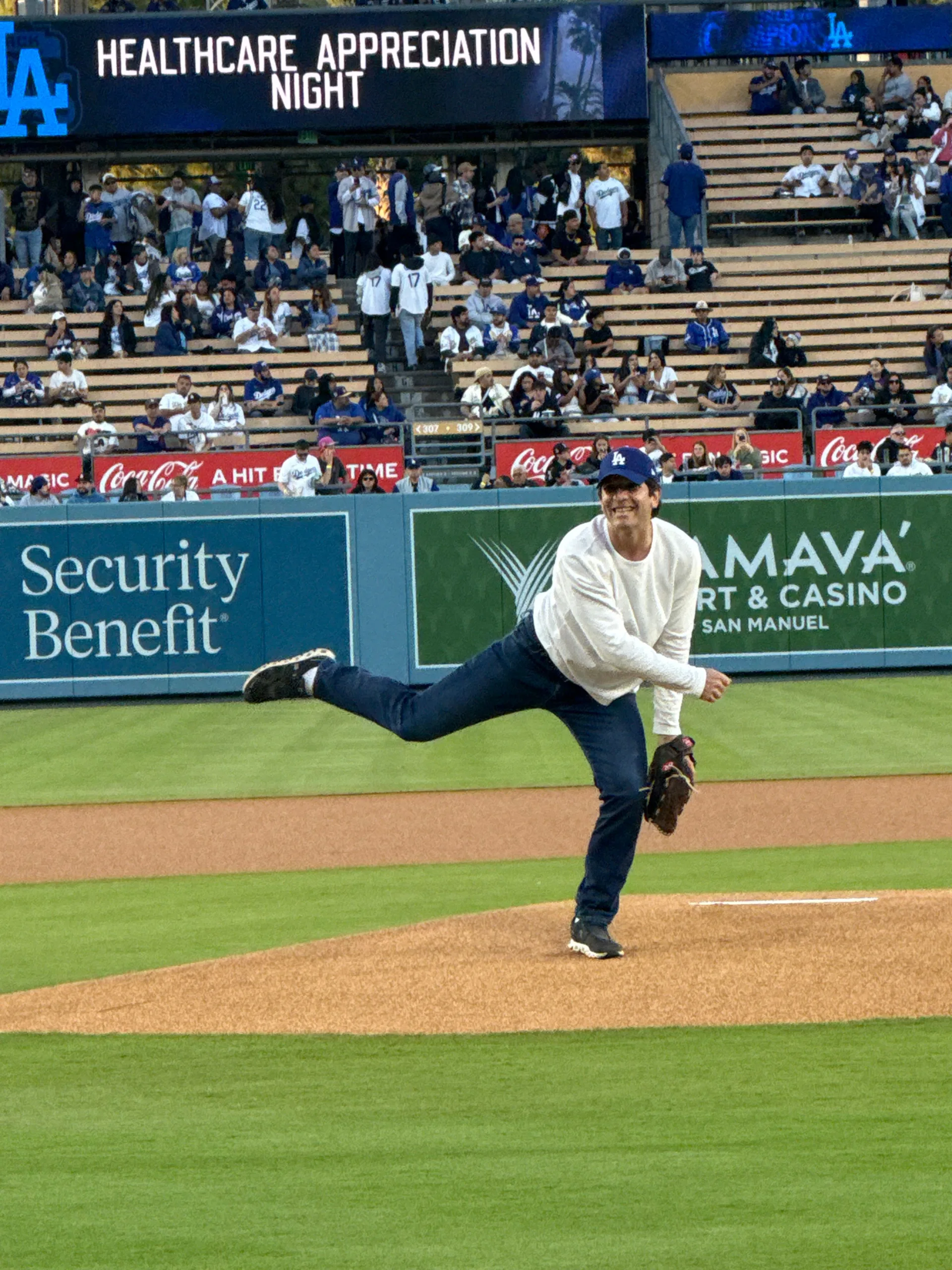 El Dr. Nicholas Bernthal lanza el primer lanzamiento ceremonial en el Dodger Stadium durante la Noche de Agradecimiento a los Profesionales Sanitarios